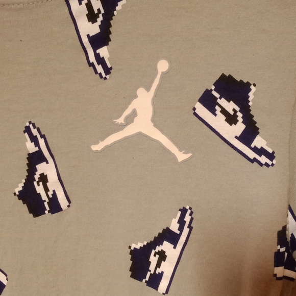 Pixelated Jordan 1 Tee 👟 - Picture 2 of 5